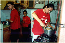 Beim Kochen von Makkaroni in der Hotelküche. Wurde mit großem Interesse verfolgt, was da zusammengerührt wird !!