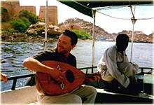 Kleine musikalische Konfrontation mit dem Orient (im Hintergrund Insel Philae)