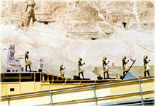 B&uuml;hnenaufbauten f&uuml;r Verdis AIDA vor dem Tempel der Hatschepsut