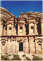 Der Tempel auf dem el-Deir ist ber 43 m hoch. Allein die Urne in der Mitte ganz oben hat eine Hhe von 9 m.