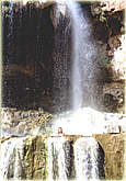 Ein Vollbad unter dem Wasserfall