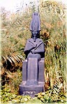 Osirisstatue zwischen Papyrusstauden im Pharaonic Village