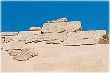 Neu behauene Steine an der Unas-Pyramide