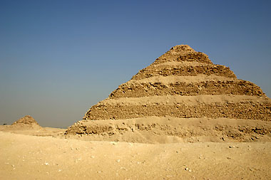 Stufenpyramide mit der Pyramide des Userkaf