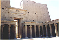 Gro�er Kolonnadenhof mit 1.Pylon 