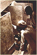Howard Carter mit Assistent bei der �ffnung der Schreine